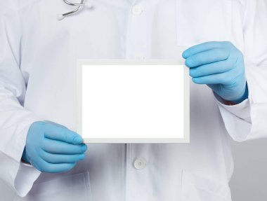 Beyaz ceketli ve mavi lateks eldivenli erkek doktor 