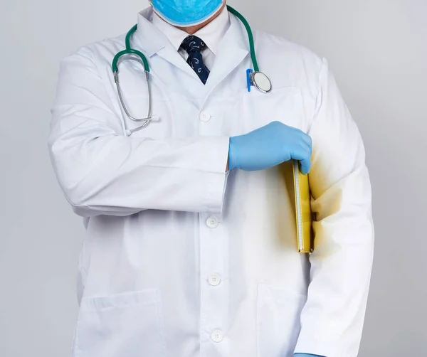 하얀 가운을 입고 푸른 라텍스 글로브를 입고 서 있는 남자 의사 — 스톡 사진