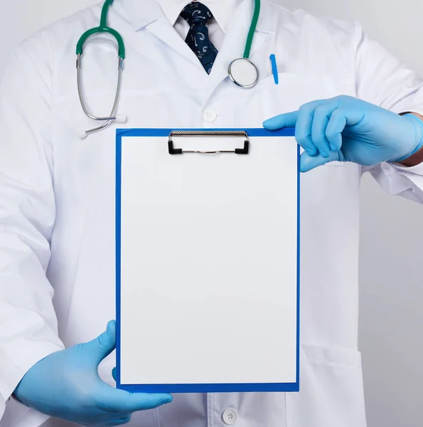 Arzt in weißem Mantel, blauen Latexhandschuhen, Stethoskop — Stockfoto
