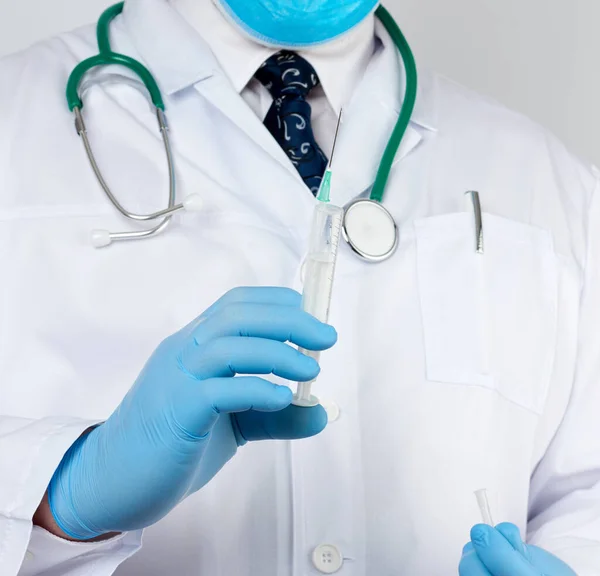 Doctor masculino con una capa blanca y corbata se para y sostiene una s de plástico —  Fotos de Stock