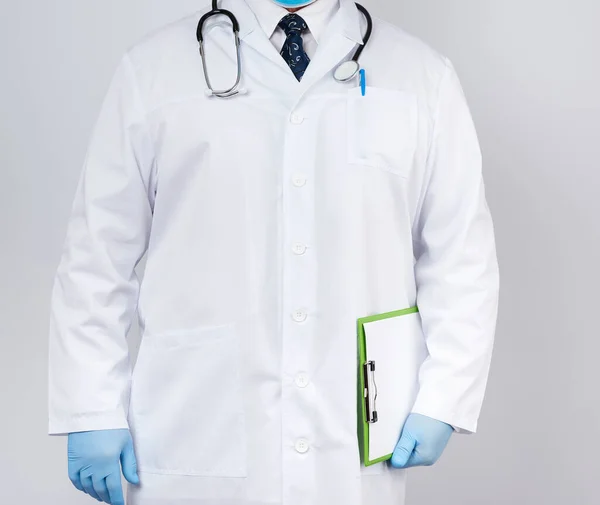 Lekarz w białym płaszczu, niebieskie rękawiczki lateksowe, stetoskop ha — Zdjęcie stockowe