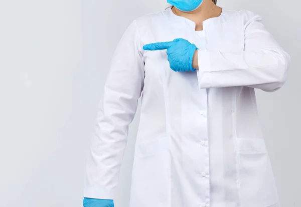 Sanitäterin Weißem Mantel Mit Knöpfen Den Händen Trägt Blaue Sterile — Stockfoto