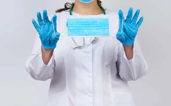 Női Orvos Fehér Kabátban Maszk Tartja Védő Arc Maszk Vírus — Stock Fotó