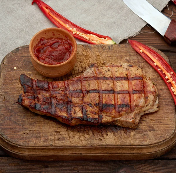 Vepřový Steak Smažený Žebrem Staré Hnědé Dřevěné Desce Vedle Čerstvých — Stock fotografie