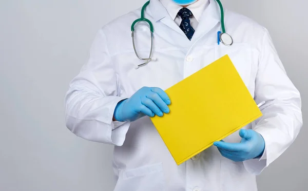 Doctor Masculino Con Una Bata Blanca Con Botones Con Guantes — Foto de Stock