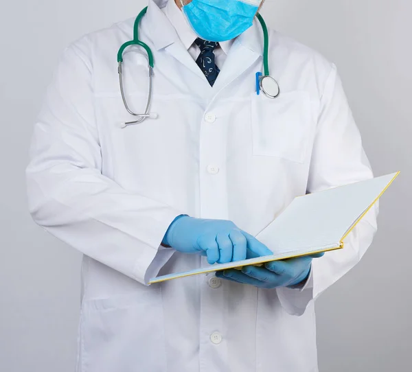 Arzt Weißem Mantel Mit Knöpfen Mit Blauen Sterilen Handschuhen Und — Stockfoto