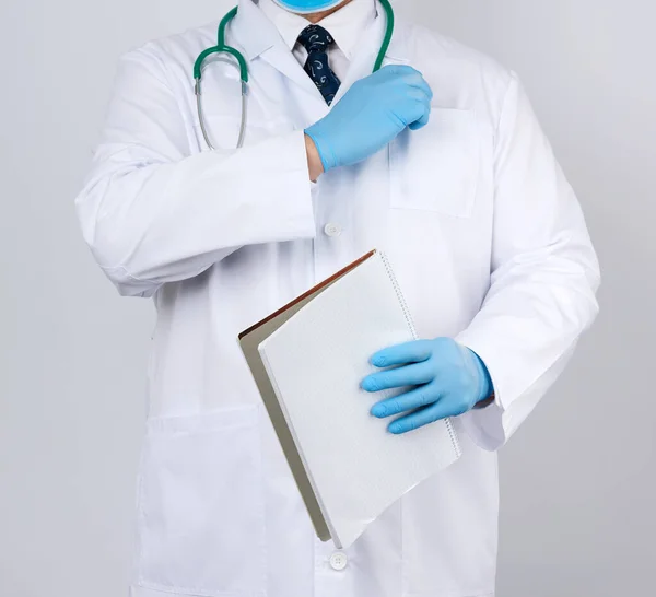 Médico Masculino Casaco Branco Com Botões Vestindo Luvas Estéreis Azuis — Fotografia de Stock
