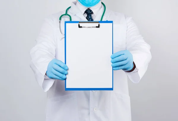 Médico Masculino Com Casaco Branco Luvas Látex Azul Estetoscópio Pendurado — Fotografia de Stock