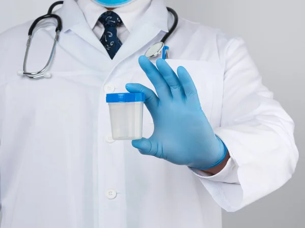 Médico Sexo Masculino Casaco Branco Gravata Fica Mantém Recipiente Plástico — Fotografia de Stock