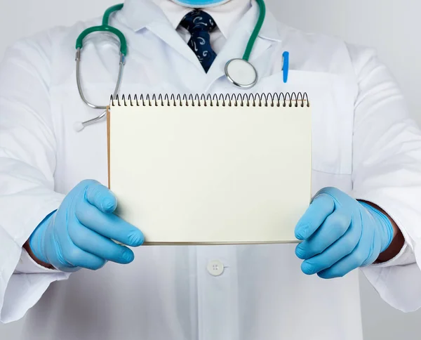 Médico Masculino Casaco Branco Luvas Azuis Médicas Mantém Caderno Com — Fotografia de Stock