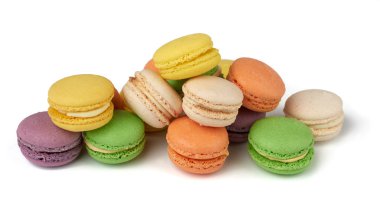 yuvarlak, çok renkli badem unlu kekler, badem kurabiyeleri, tatlı bir yığın halinde dizilir ve beyaz arka planda izole edilir.