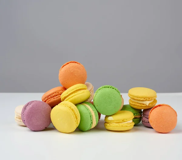 Bolos Farinha Amêndoa Multicoloridos Assados Redondos Macarons Fundo Branco Close — Fotografia de Stock