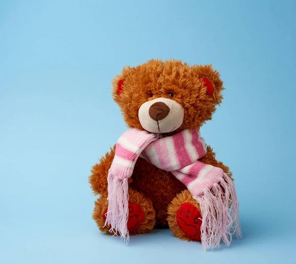 Schattig Bruin Pluizig Teddybeer Een Gekleurde Sjaal Zit Een Blauwe — Stockfoto