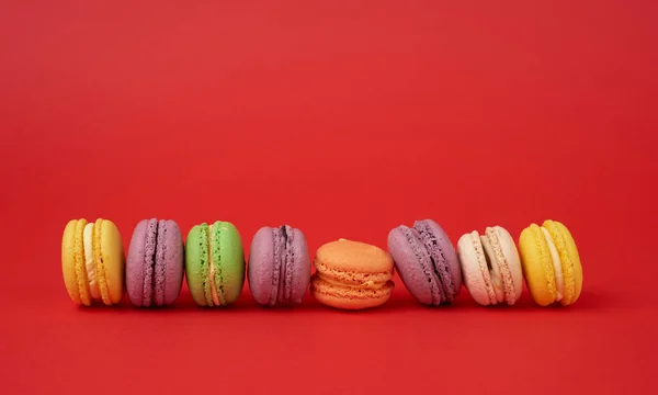 Stapel Van Multi Gekleurde Gebakken Macarons Amandelmeel Taarten Een Rode — Stockfoto