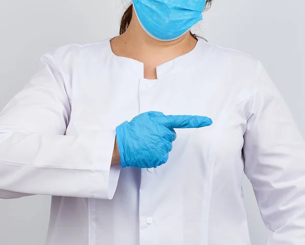 Sanitäterin Weißem Mantel Mit Knöpfen Den Händen Trägt Blaue Sterile — Stockfoto