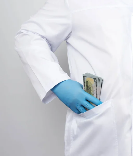 Médico Masculino Casaco Médico Branco Luvas Látex Azul Coloca Uma — Fotografia de Stock