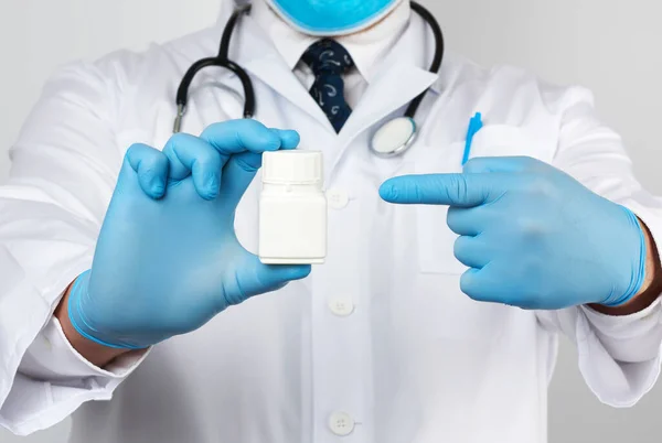 Mužský Lékař Bílém Lékařském Kabátě Modrých Latexových Rukavicích Drží Bílou — Stock fotografie