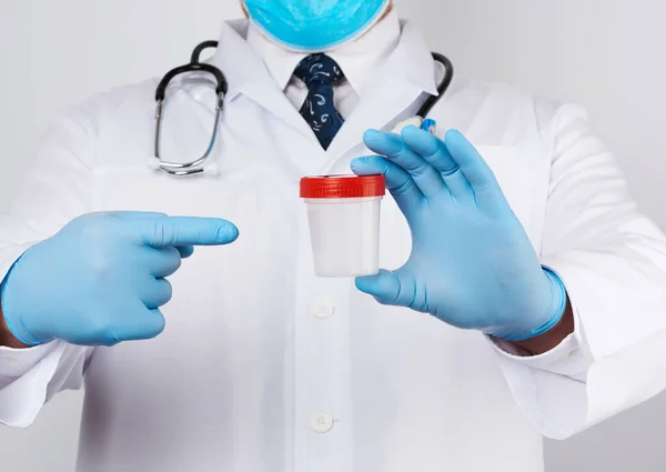 Médico Masculino Con Una Capa Blanca Corbata Pie Sostiene Recipiente —  Fotos de Stock