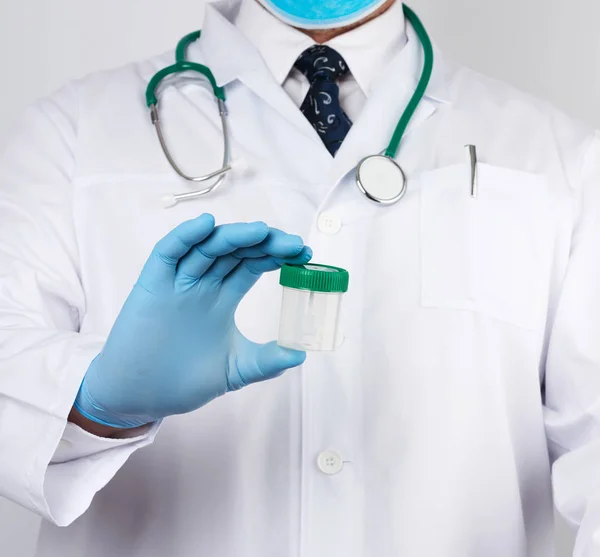 Médico Con Una Capa Blanca Guantes Látex Azul Estéril Sostiene —  Fotos de Stock