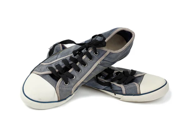 一双蓝色磨损的纺织品运动鞋 黑色鞋带与白色背景隔离 前视图 — 图库照片