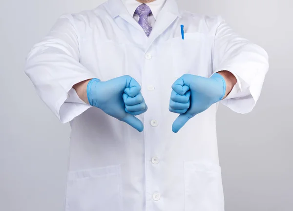Médico Casaco Branco Com Botões Mostra Gesto Desagrado Com Mãos — Fotografia de Stock