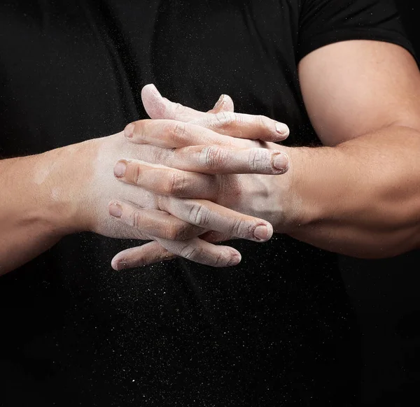 Atleta Muscular Uniforme Preto Esfrega Mãos Com Magnésia Esportes Secos — Fotografia de Stock