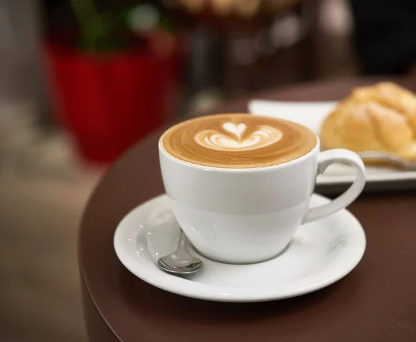 Taza Blanca Con Capuchino Una Mesa Marrón Enfoque Selectivo — Foto de Stock