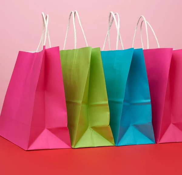 Κενές Πολύχρωμες Χάρτινες Σακούλες Για Ψώνια Και Δώρα Λευκά Χερούλια — Φωτογραφία Αρχείου
