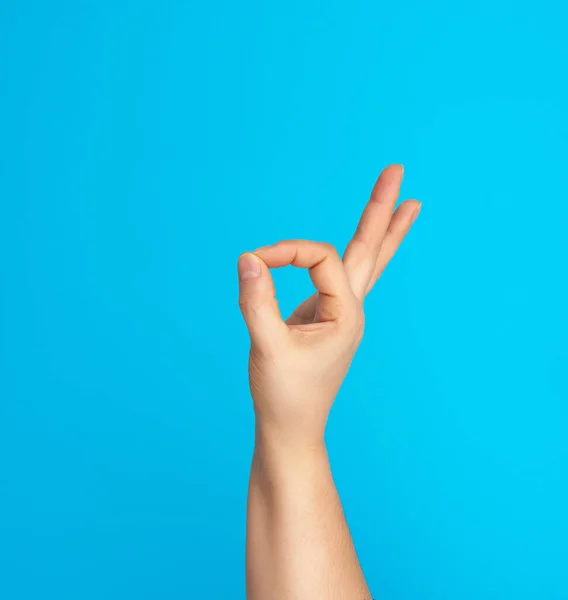 Mão Mostra Símbolo Fundo Azul Emoção Positiva Close — Fotografia de Stock