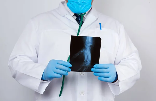 Arzt Weißem Mantel Und Blauen Latexhandschuhen — Stockfoto