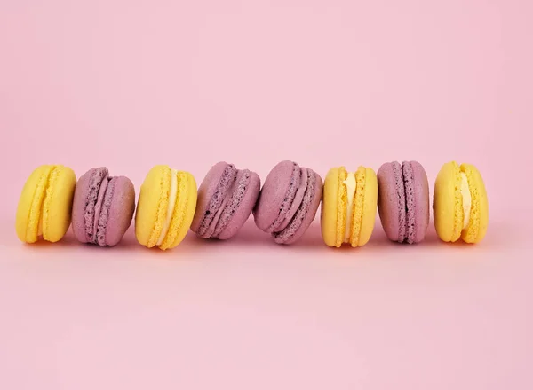 Veel Multi Gekleurde Ronde Gebakken Macarons Taarten Een Licht Roze — Stockfoto
