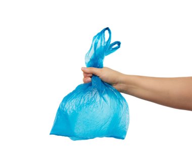 Beyaz zemin üzerinde boş bir mavi plastik torba, plastik reddedilme konsepti ve eko-ambalaja geçiş