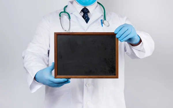 Doctor Masculino Con Abrigo Médico Blanco Guantes Látex Azul Sostiene — Foto de Stock