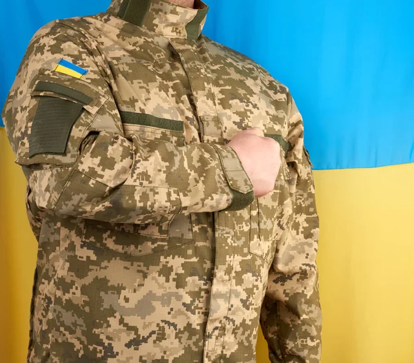 Seorang Prajurit Ukraina Berpakaian Seragam Pixel Militer Berdiri Melawan Latar — Stok Foto