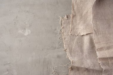 gri çimento arka plan üzerinde çok eski gri vintage mutfak havlusu, üst görünüm, kopyalama alanı