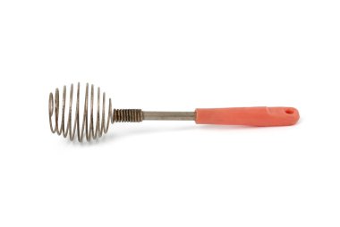 Yumurta çırpmak için çok eski bir mutfak aleti. Beyaz arka planda izole edilmiş sapı olan sıvılar.