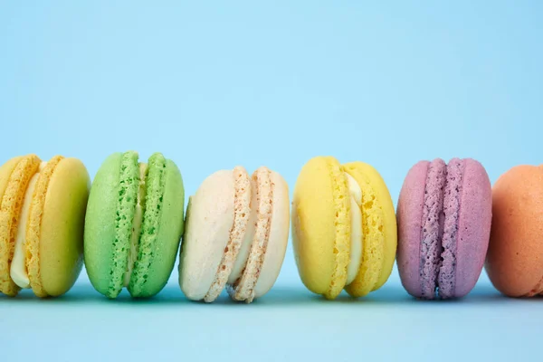Multi Gekleurde Ronde Gebakken Macarons Taarten Een Lichtblauwe Achtergrond Dessert — Stockfoto