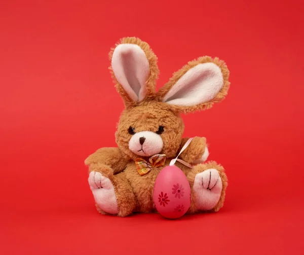 Милый Коричневый Кролик Розового Цвета Яйца Красном Фоне Пасхальный Фон — стоковое фото