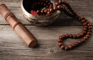 Tibet bakır kasesi, ahşap bir alkış ve gri ahşap bir masada dua ile yaklaş.