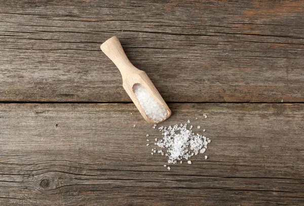 Wit Grof Zout Een Houten Lepel Grijze Tafel Van Oude — Stockfoto