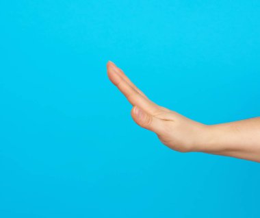 El, mavi arka planda dur hareketi gösterir, kapat