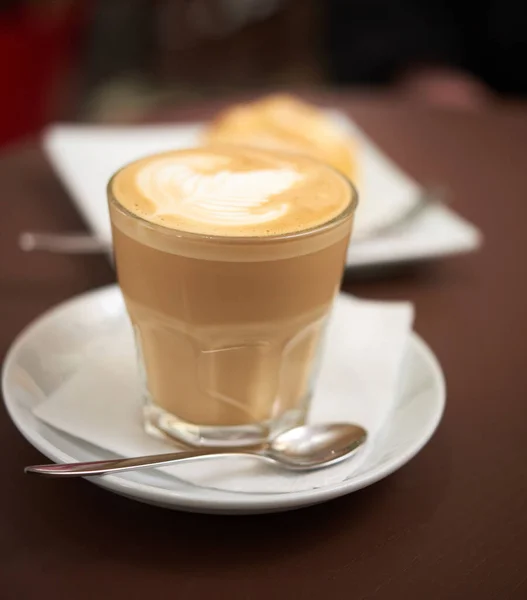 Café Blanco Plano Vaso Transparente Con Espuma Blanca Comida Sobre — Foto de Stock