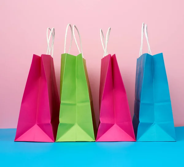 Bolsas Papel Multicolores Para Compras Regalos Con Asas Blancas Pie — Foto de Stock