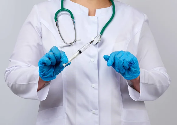 Medic Woman White Coat Blue Latex Gloves Holds Syringe White — Stock Photo, Image