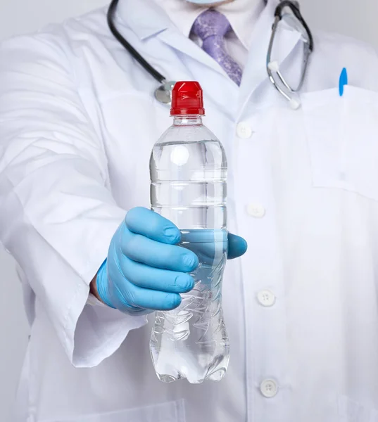 Lékař Bílém Plášti Modrých Latexových Rukavicích Drží Transparentní Láhev Vody — Stock fotografie