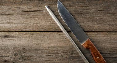 bıçak ve eski demir keskinleştirici mutfak bıçakları için gri ahşap arka plan, üst görünüm, boşluk kopyala