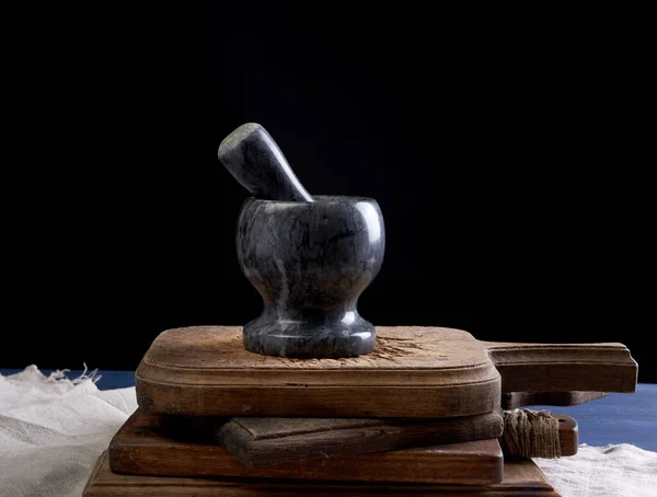 Black Stone Mortar Pestle Grinding Spices Herbs Brown Wooden Board — Stock Photo, Image