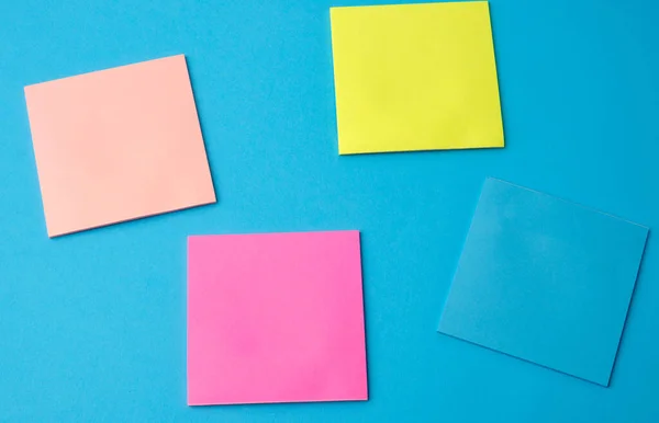 Разноцветные Чистые Бумажные Наклейки Разных Цветов Голубом Фоне Пространство Копирования — стоковое фото