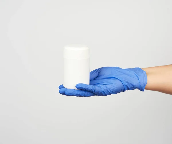 Mão Azul Luva Estéril Mantém Frasco Plástico Branco Com Pílulas — Fotografia de Stock