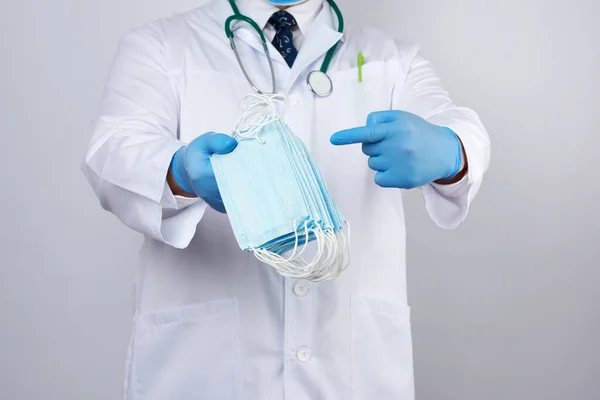 Arzt Weißem Mantel Blaue Latex Sterile Handschuhe Hält Textile Medizinische — Stockfoto